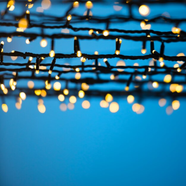 写真 青い夜空の上のクリスマスぼかしライトは、休日の背景に使用できます