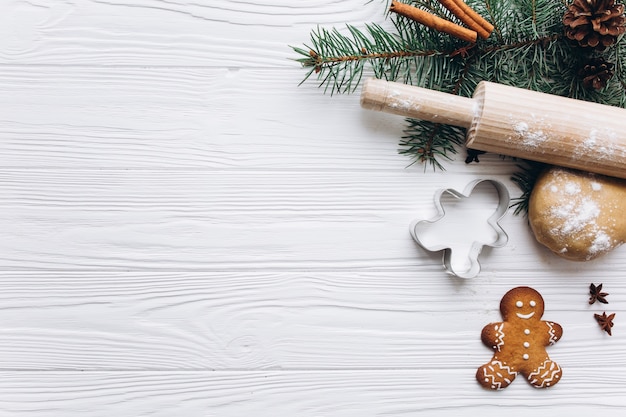 크리스마스 테두리. 진저 쿠키, 향신료와 흰색 나무 배경 장식.