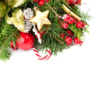 Bordo di natale su sfondo bianco. sfondo di capodanno o natale con decorazioni natalizie, albero di natale e bacche rosse
