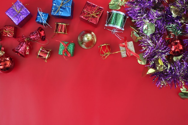 빨간 바닥에 크리스마스 상자 장식입니다. 상위 뷰 및 복사 공간이 있습니다.