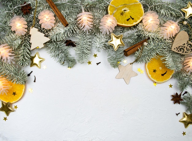 新年の装飾とライトとクリスマスの枝の境界線