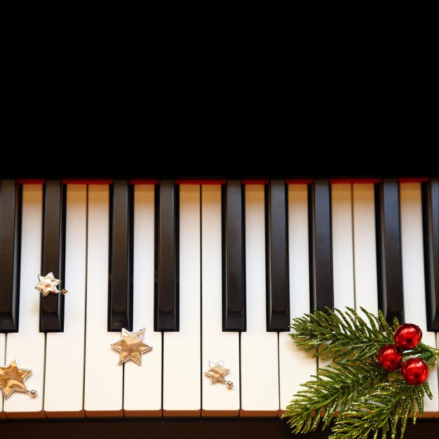 Foto ramo di natale sui tasti del pianoforte