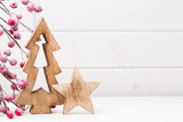 木製の背景にクリスマスの枝