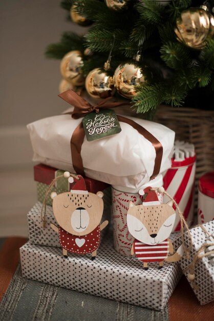 Рождественский сверток, украшенный лентой, лежит с биркой С Новым годом