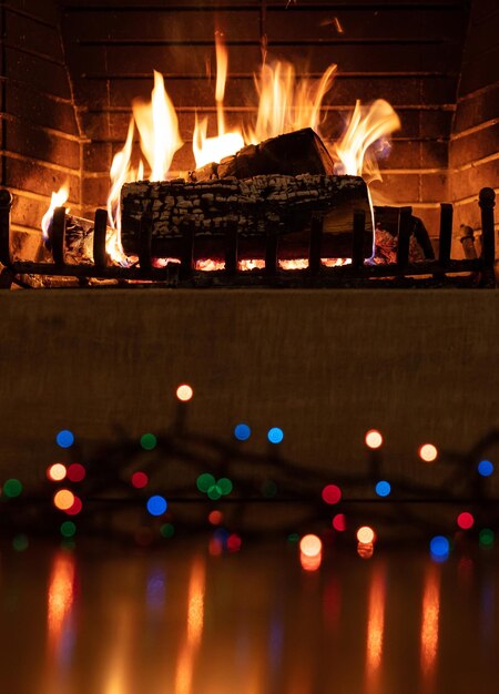 Foto campanello e luci di natale sullo sfondo della decorazione natalizia
