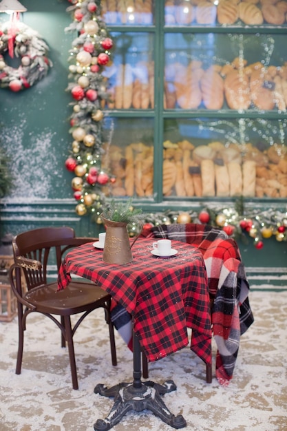 유리 쇼케이스에 크리스마스 장식과 신선한 빵이 있는 크리스마스 카페 베이커리 외관