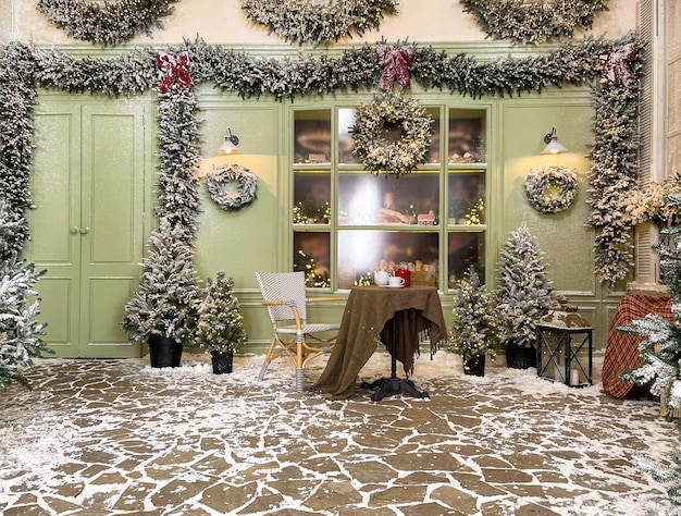 Фото Рождественское кафе-пекарня в снежных украшениях