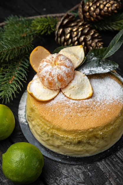 黒い背景にクリスマス ケーキ