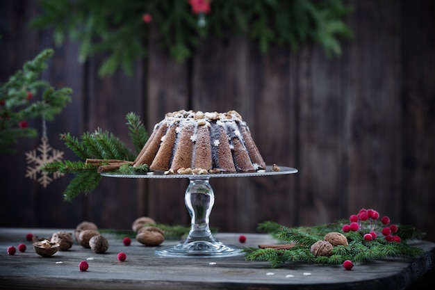 Photo christmas cake on dark wooden