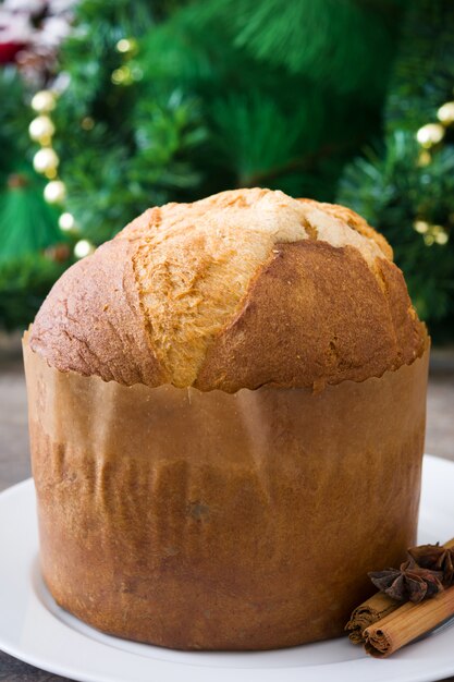 나무에 크리스마스 케이크 panettone 및 크리스마스 장식