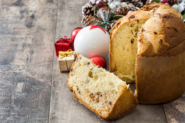 Photo christmas cake panettone with christmas decoration on a rustic wooden