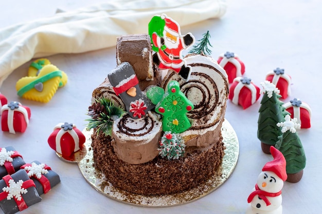 砂糖ペーストで作ったクリスマスケーキサンタクロースのクリスマスツリーとギフトフィギュア