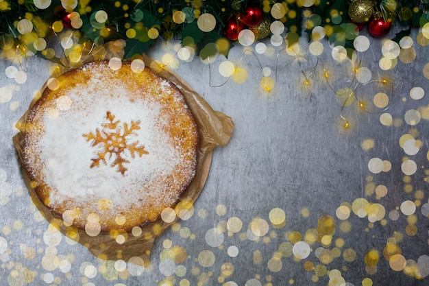 写真 粉砂糖で作ったスノーフレークのクリスマスケーキ、トップビュー。休日の雰囲気。