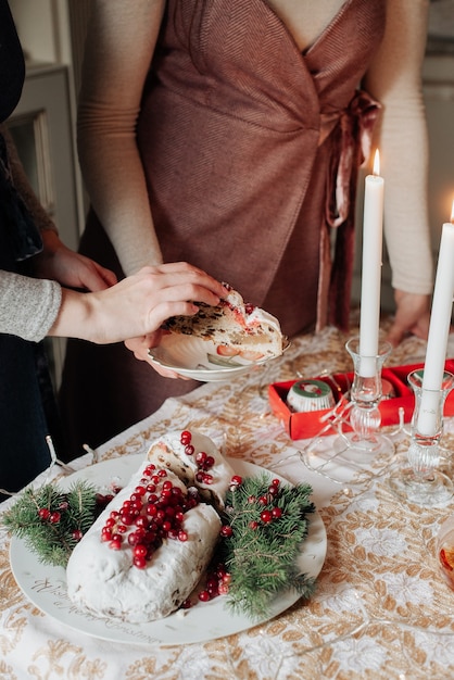 写真 テーブルのクローズアップにベリーとクリスマスケーキ