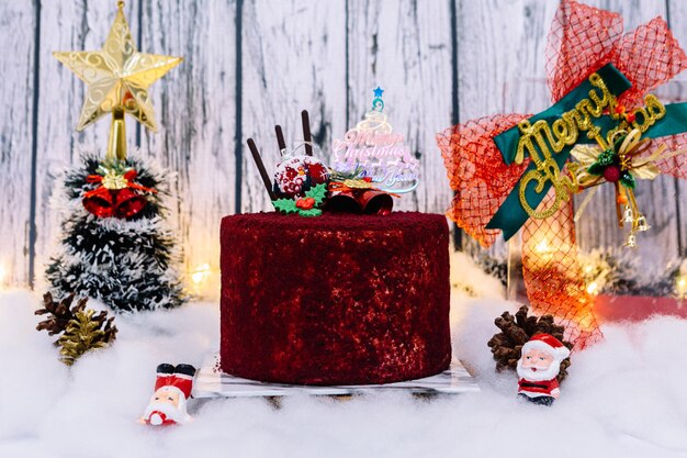 Foto torta di natale con graziosi giocattoli in cima