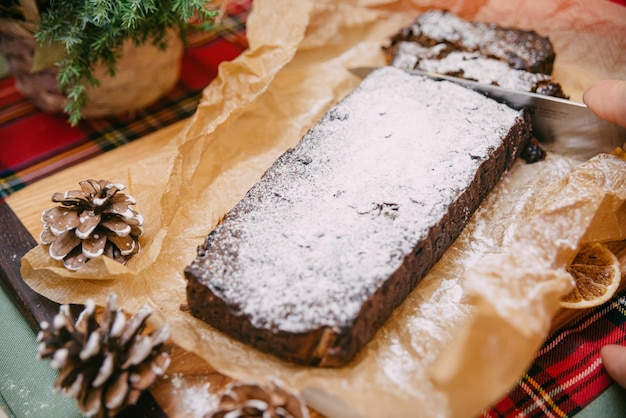 Foto torta di natale con frutta secca spruzzata di zucchero in polvere