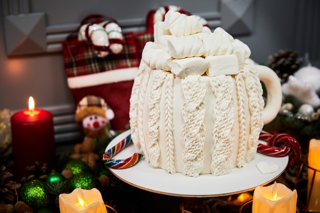 Foto torta di natale con crema di formaggio a base di cioccolato umido caramello salato e noci