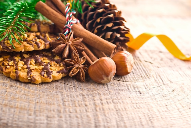 Рождественские торты на коричневом деревянном фоне
