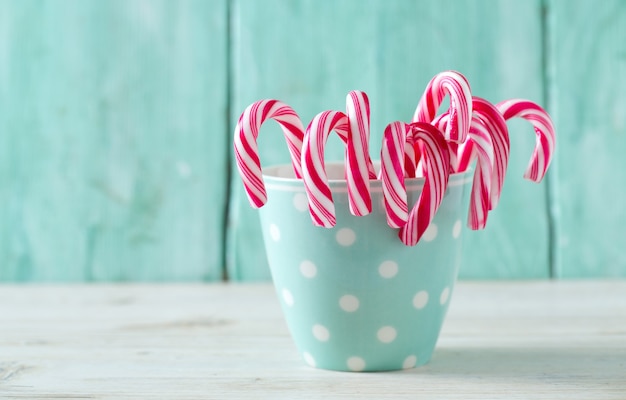 Foto caramelle di natale in un bicchiere di ceramica