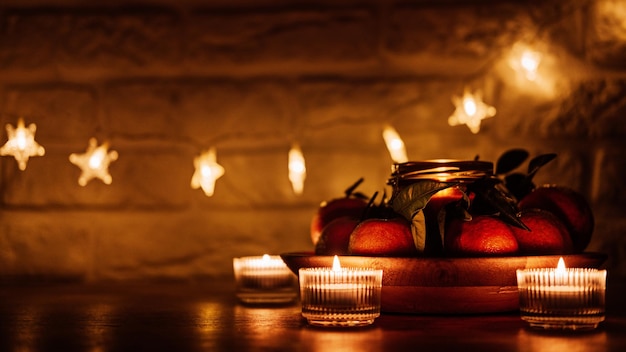 Рождественские свечи ночь вечер темный фон веб-баннер цитрусовые свечи для праздничного сезона и