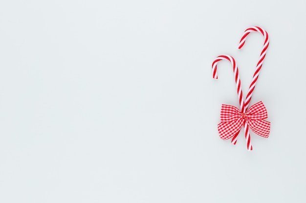 Photo christmas candy cane lied on blue background