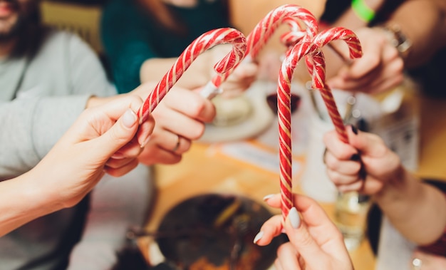 Bastoncini di zucchero di natale nelle mani di un bambino.