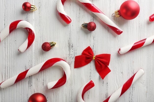 Bastoncini di zucchero di natale sul primo piano del tavolo