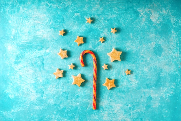 青色の背景の上面にクリスマスのお菓子とクッキー