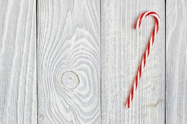 Foto decorazione della canna di natale su fondo di legno