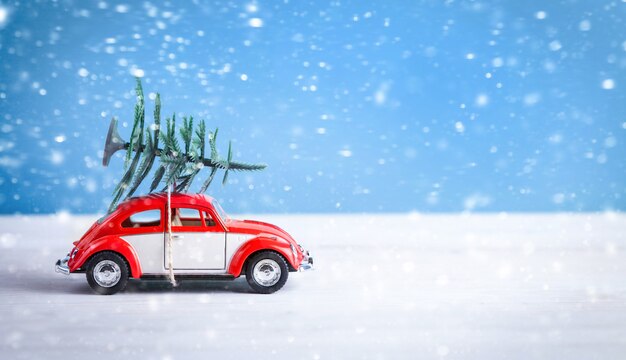 プレゼントを持って乗るクリスマスカー