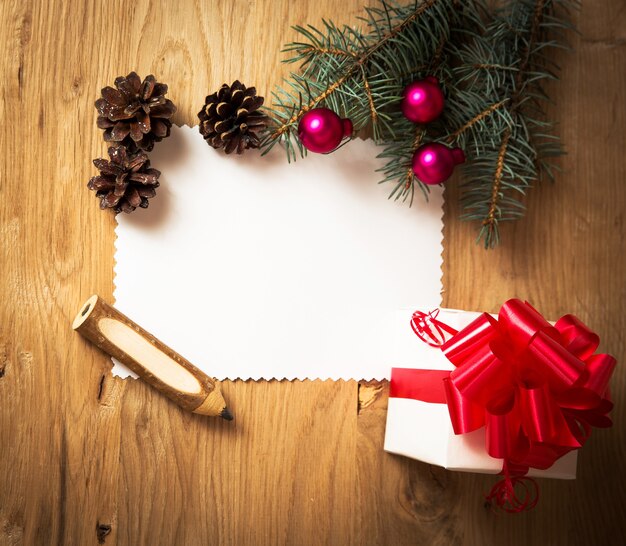 クリスマスカードの空白、ヴィンテージの田舎の贈り物とクリスマスツリーの枝