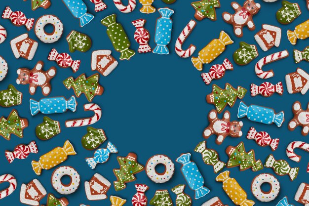 사진 파란색 배경에 생강 쿠키 프레임에서 크리스마스 카드