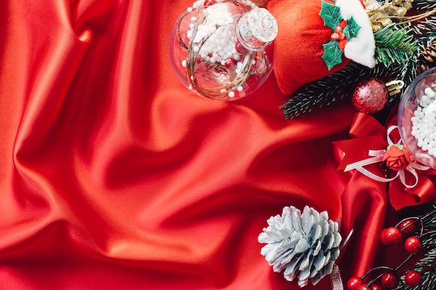 赤いスカーフの花輪とリスで飾られたクリスマスカードメリークリスマスフラットレイトップビュー