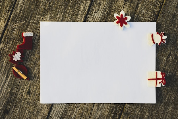 Foto cartolina di natale o lista dei desideri decorata con spazio per la copia delle mollette di capodanno