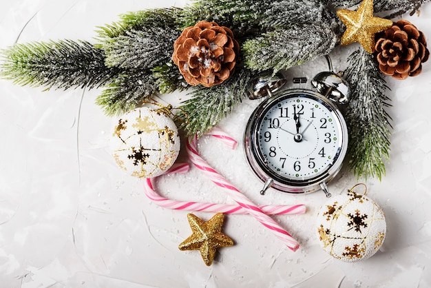 時計と冬の装飾付きのクリスマスカード