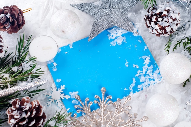 Cartolina di natale con albero di abete decorato sulla neve.