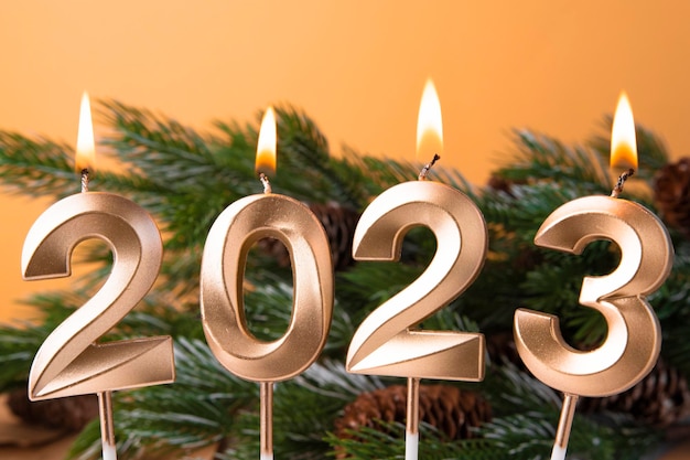 ゴールデンナンバー付きのクリスマスカード2023年のお祝いの背景と新年の装飾居心地の良い構成