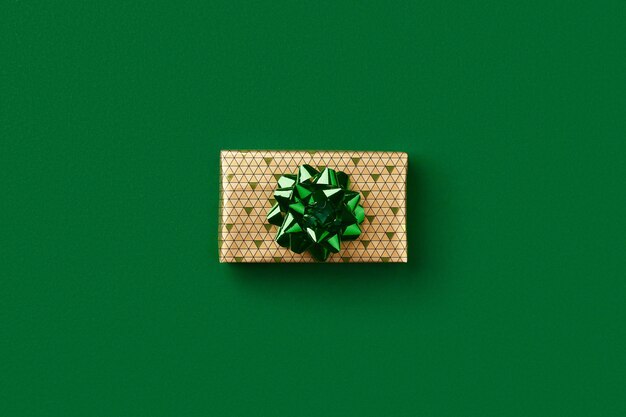 Photo christmas celebration concept gift on green background