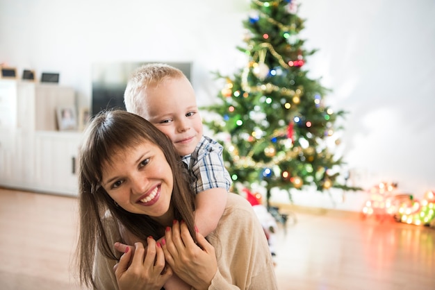 Photo christmas celebration family in room with christmas tree