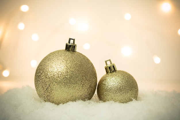 雪の光のボケ味の背景にボールの装飾とクリスマスのお祝い