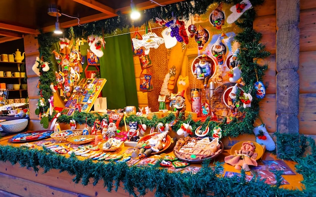 Decorazioni natalizie in ceramica sul mercatino di natale a riga, lettonia. fiera dell'avvento e bancarelle con oggetti di artigianato in bazaar. notte di natale e fiera delle vacanze in città o paesi europei, dicembre.