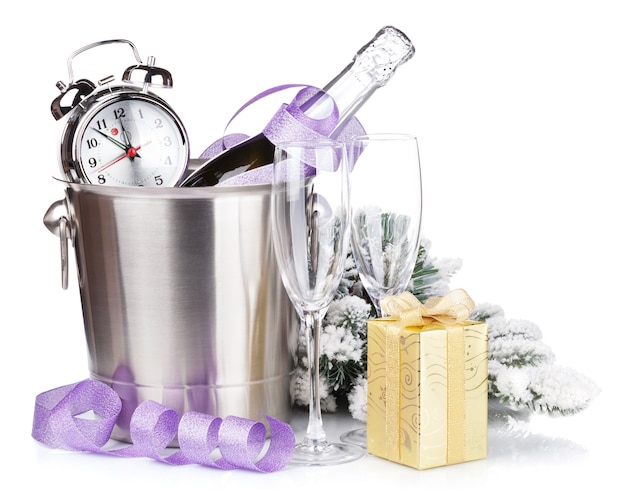 양동이와 선물 상자에 알람 시계와 함께 크리스마스 샴페인. 흰색 배경에 고립