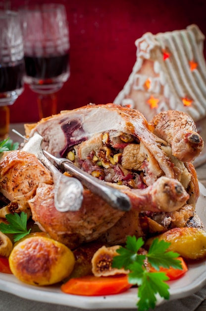 Photo christmas chicken stuffed with bacon, pistachio, fig and bread