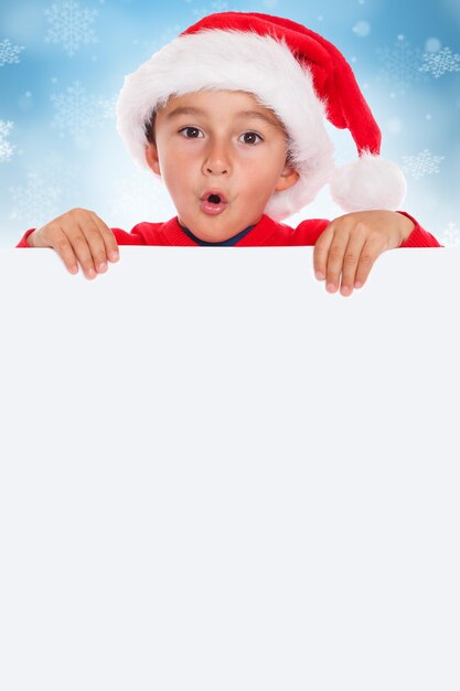 Foto natale bambino kid boy card babbo natale banner vuoto copyspace formato ritratto sorpreso stupito