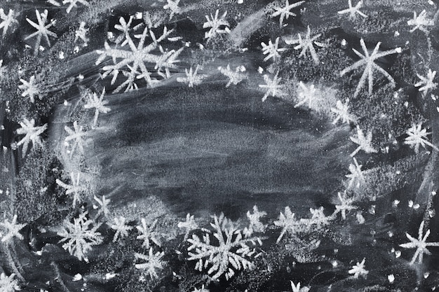 黒い黒板に描くクリスマス子供チョーク