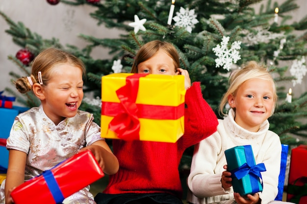 Photo christmas, children with presents