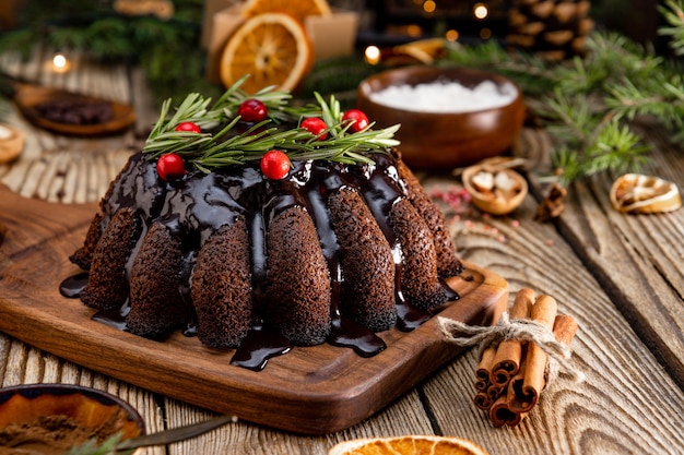 Torta al cioccolato di natale sulla fine di legno del fondo su