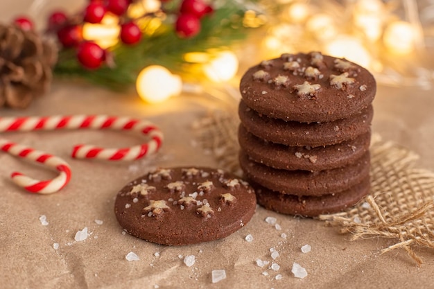 별과 소금을 곁들인 크리스마스 초콜릿 칩 쿠키