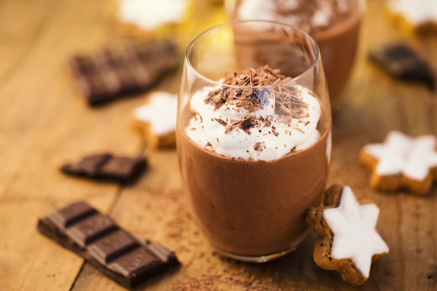 Photo christmas chocolate dessert served in glass