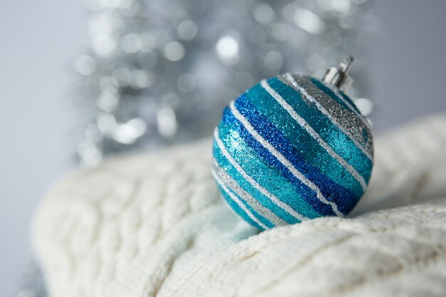 Photo christmas christmas toy ball on a knitted sweater